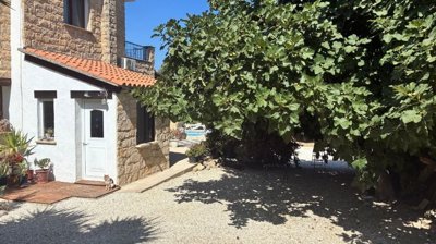 3 Bedroom Village house on Large plot in Polemi , Paphos