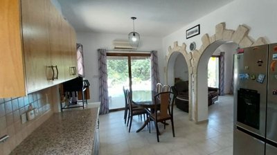 3 Bedroom Village house on Large plot in Polemi , Paphos