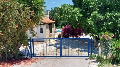 3 Bedroom Village house on Large plot in Polemi , Paphos