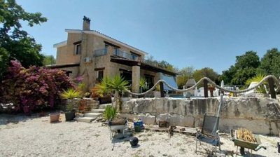 3 Bedroom Village house on Large plot in Polemi , Paphos