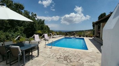 3 Bedroom Village house on Large plot in Polemi , Paphos