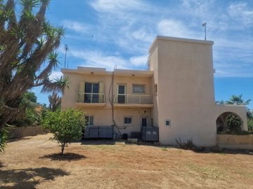 Charming Country Estate with Sea Views on 6,000m² Land Near Zygi