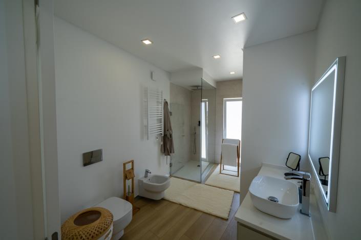 Image No.18-4 Bed House for sale