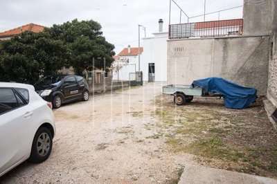 gradjevinski-teren-s-prikljuccima-i-3-legalna-objekta_3
