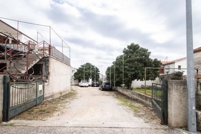 gradjevinski-teren-s-prikljuccima-i-3-legalna-objekta_4