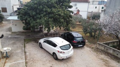 gradjevinski-teren-s-prikljuccima-i-3-legalna-objekta_6