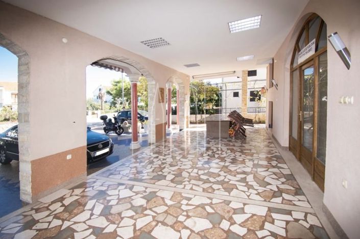 Image No.2-10 Bed House for sale