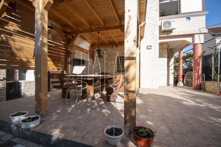 Image No.4-10 Bed House for sale