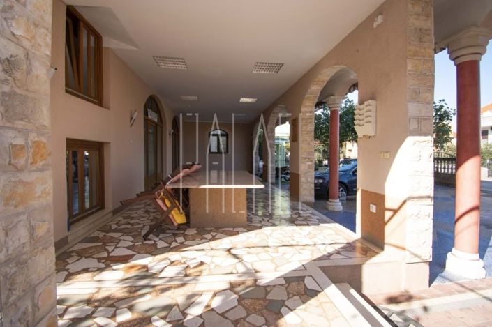 Image No.6-10 Bed House for sale