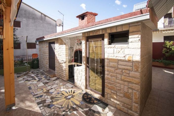 Image No.8-10 Bed House for sale