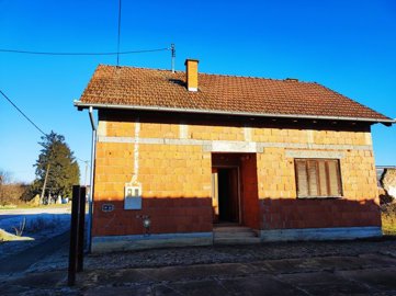 prodaje-se-kuca-s-velikim-placem-u-karadzicevu-prilika_1