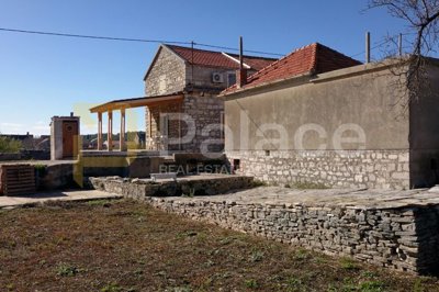 prodaje-se-objekt-grohote-otok-solta-poslovno-stambeni_4