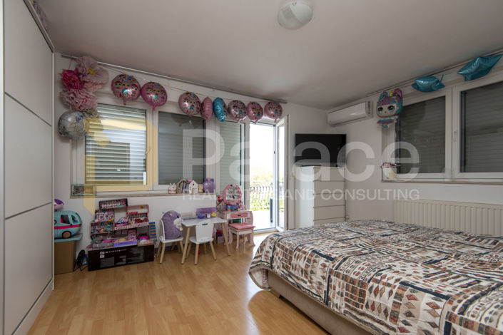 Image No.12-5 Bed House for sale