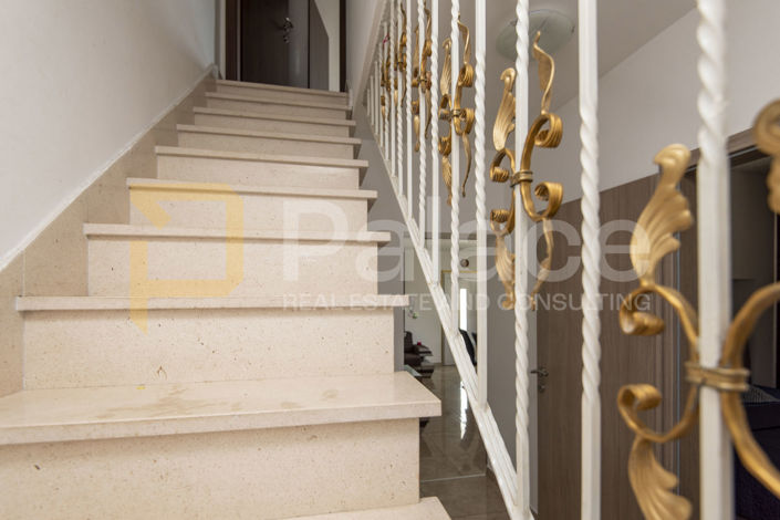 Image No.9-5 Bed House for sale