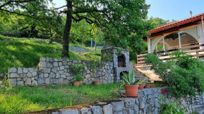 kuca-s-predivnom-okucnicom-i-pogledom-na-more-moscenicka_7