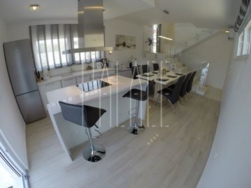 neobicna-villa-na-izvrsnoj-lokaciji-na-otoku-ciovu_8