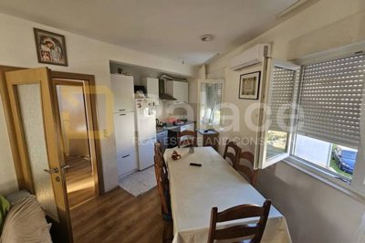 renoviran-stan-53-m-s-parkingom-i-vrtom-kastel-sucurac_4