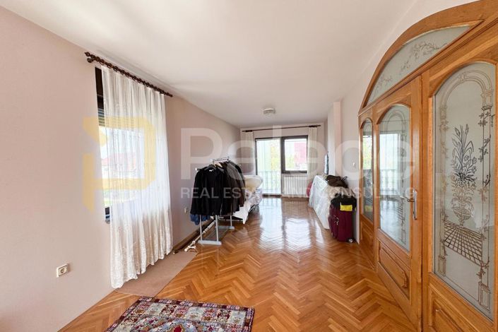 Image No.17-5 Bed House for sale