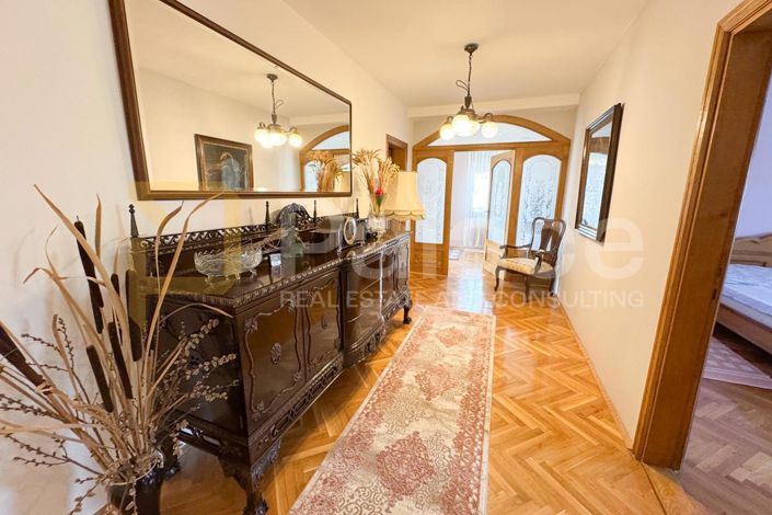 Image No.18-5 Bed House for sale