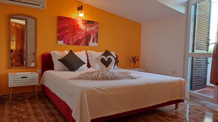 Image No.18-8 Bed House for sale