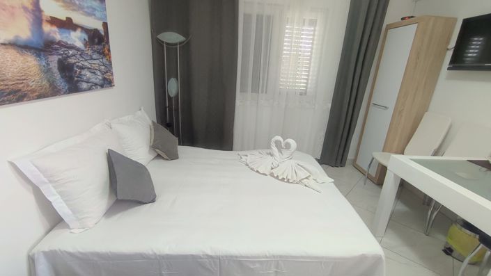 Image No.7-8 Bed House for sale