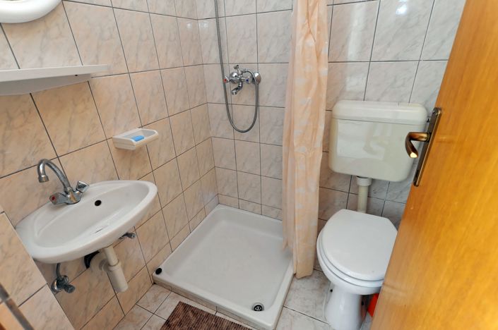 Image No.8-8 Bed House for sale