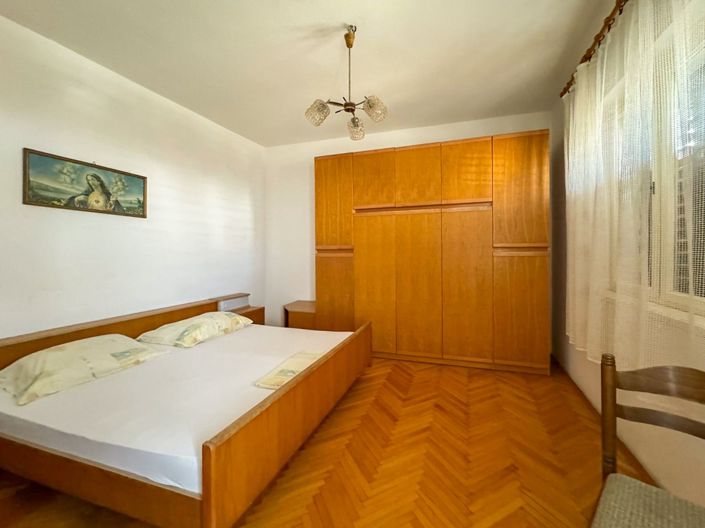 Image No.2-12 Bed House for sale