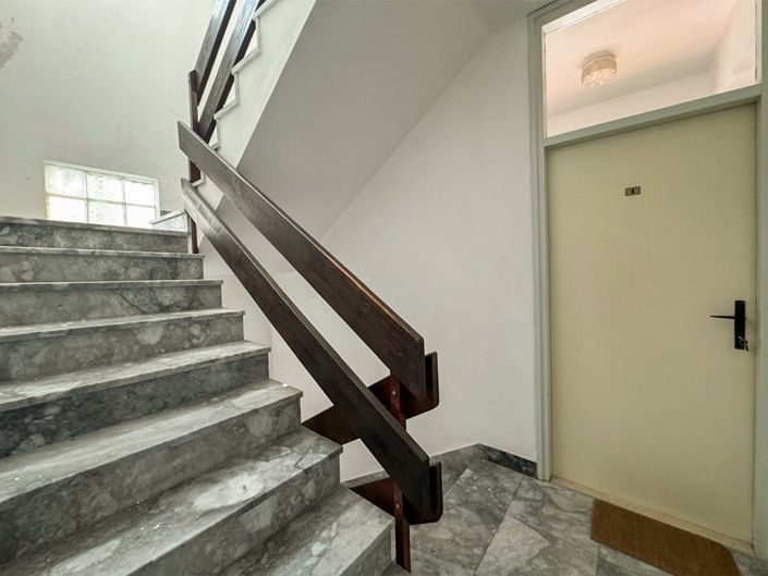 Image No.8-12 Bed House for sale