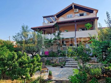 kuca-sa-5-apartmana-i-prekrasnim-vrtom_13
