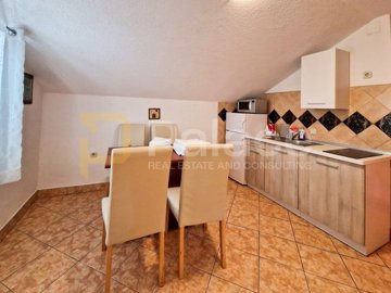 kuca-sa-5-apartmana-i-prekrasnim-vrtom_8