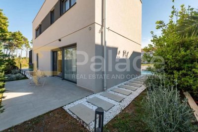 odmah-useljiva-dvojna-villa-60-metara-od-mora_11