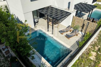 odmah-useljiva-dvojna-villa-60-metara-od-mora_8