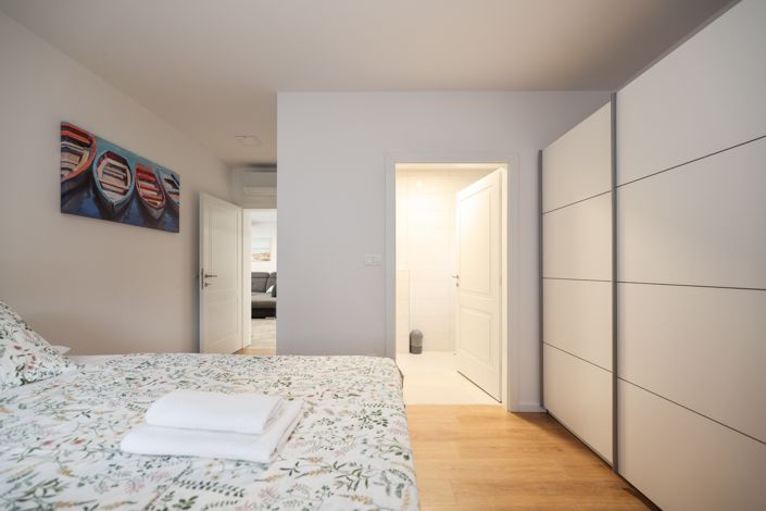 Image No.17-5 Bed House for sale