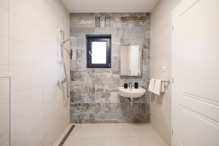 Image No.18-5 Bed House for sale