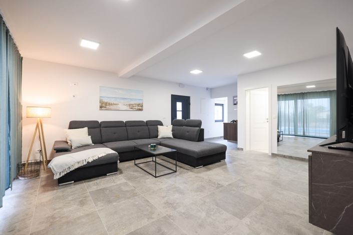 Image No.2-5 Bed House for sale