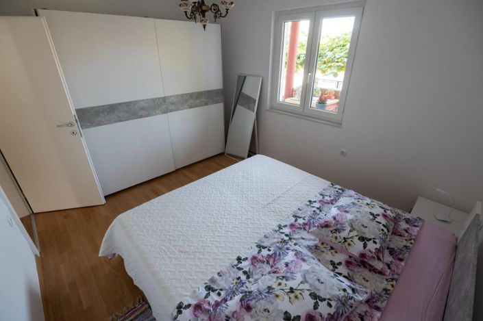 Image No.6-5 Bed House for sale