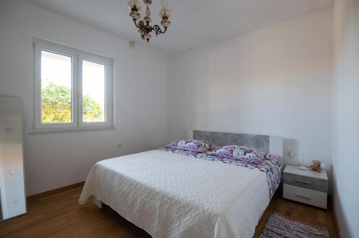 Image No.8-5 Bed House for sale