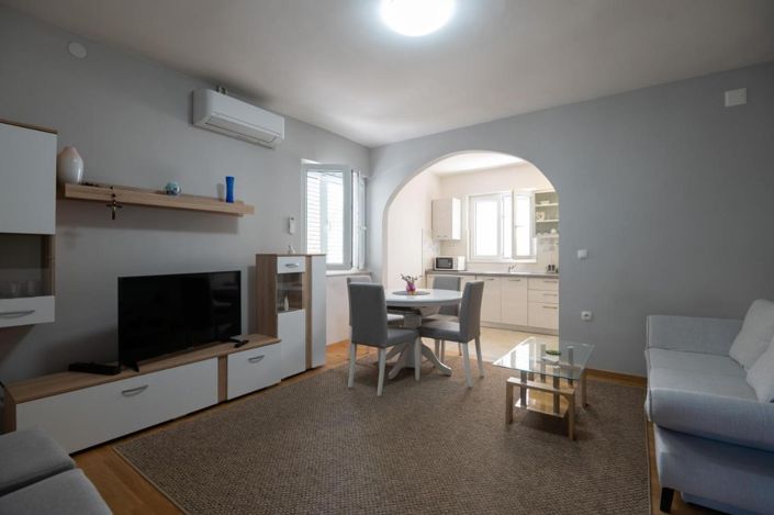 Image No.9-5 Bed House for sale