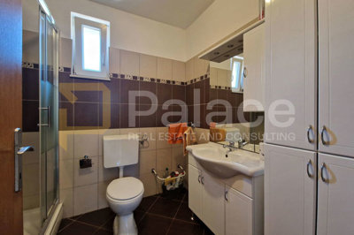 prostrana-kuca-s-3-stana-i-pogledom-na-more-kraljevica-744m2_14