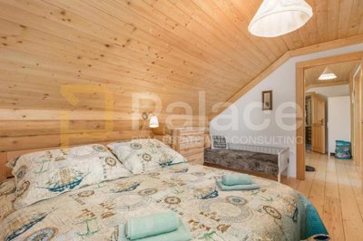 bajkovita-drvena-kuca-s-jacuzzijem-i-pogledom-na-planine_15