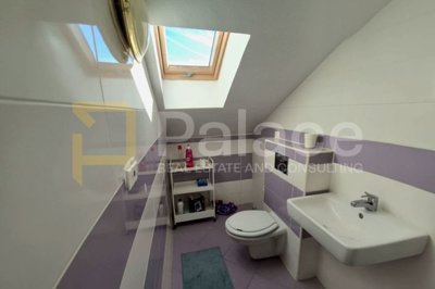 vrsi-trosoban-stan-u-potkrovlju-s-pogledom-na-more_10