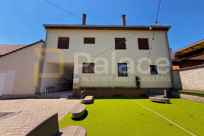 Image No.2-8 Bed House for sale
