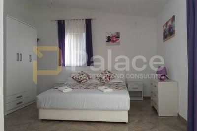snizeno-prekrasna-kuca-s-apartmanima-maslinica-solta_11
