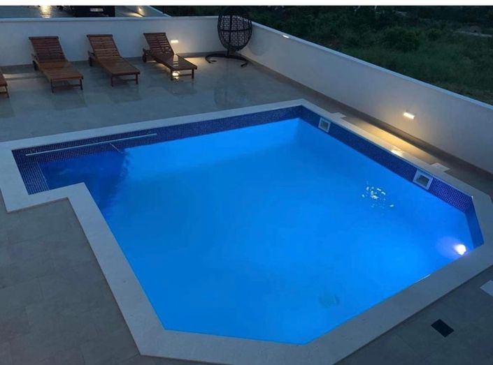 Image No.2-6 Bed House for sale