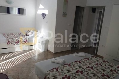 snizeno-prekrasna-kuca-s-apartmanima-maslinica-solta_7