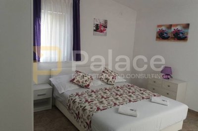 snizeno-prekrasna-kuca-s-apartmanima-maslinica-solta_8