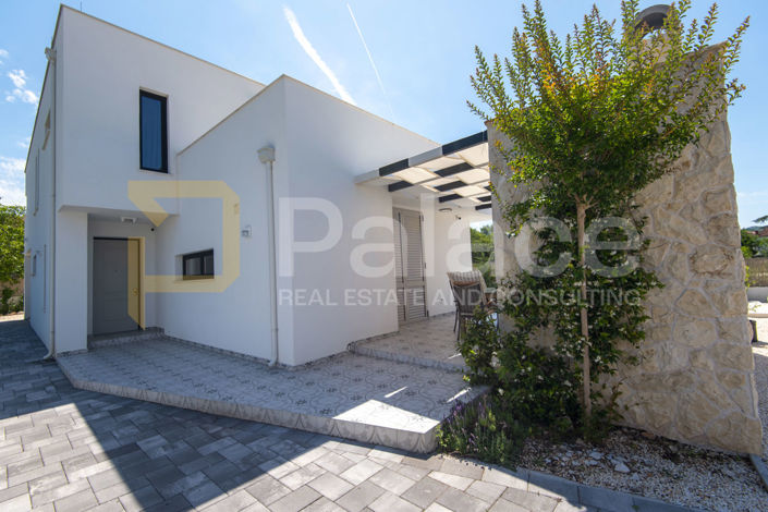 Image No.2-4 Bed House for sale