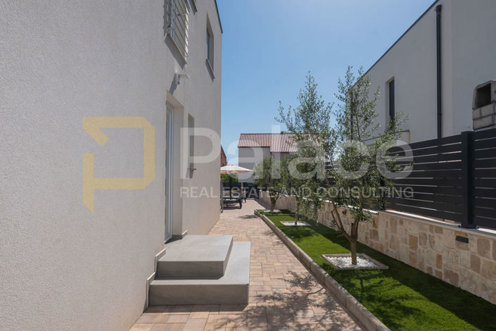 Image No.26-4 Bed Townhouse for sale