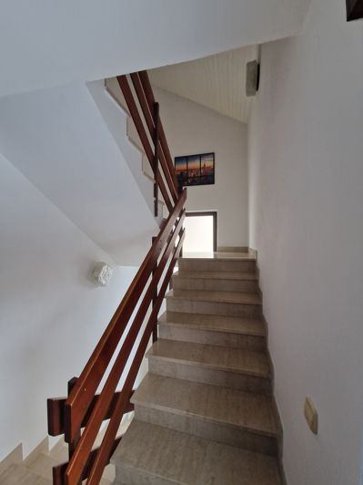 Image No.17-6 Bed House for sale