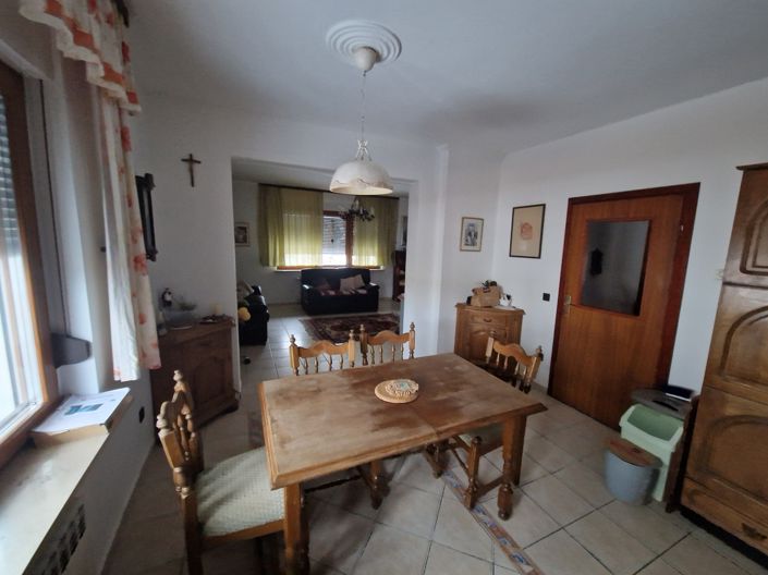 Image No.8-6 Bed House for sale
